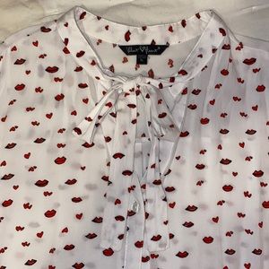 Botton down high low heart motif blouse
